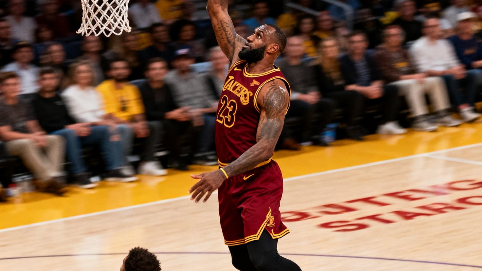 NBA赛场勒布朗詹姆斯快攻中单手劈扣的精彩瞬间，防守球员只能目送篮球入筐